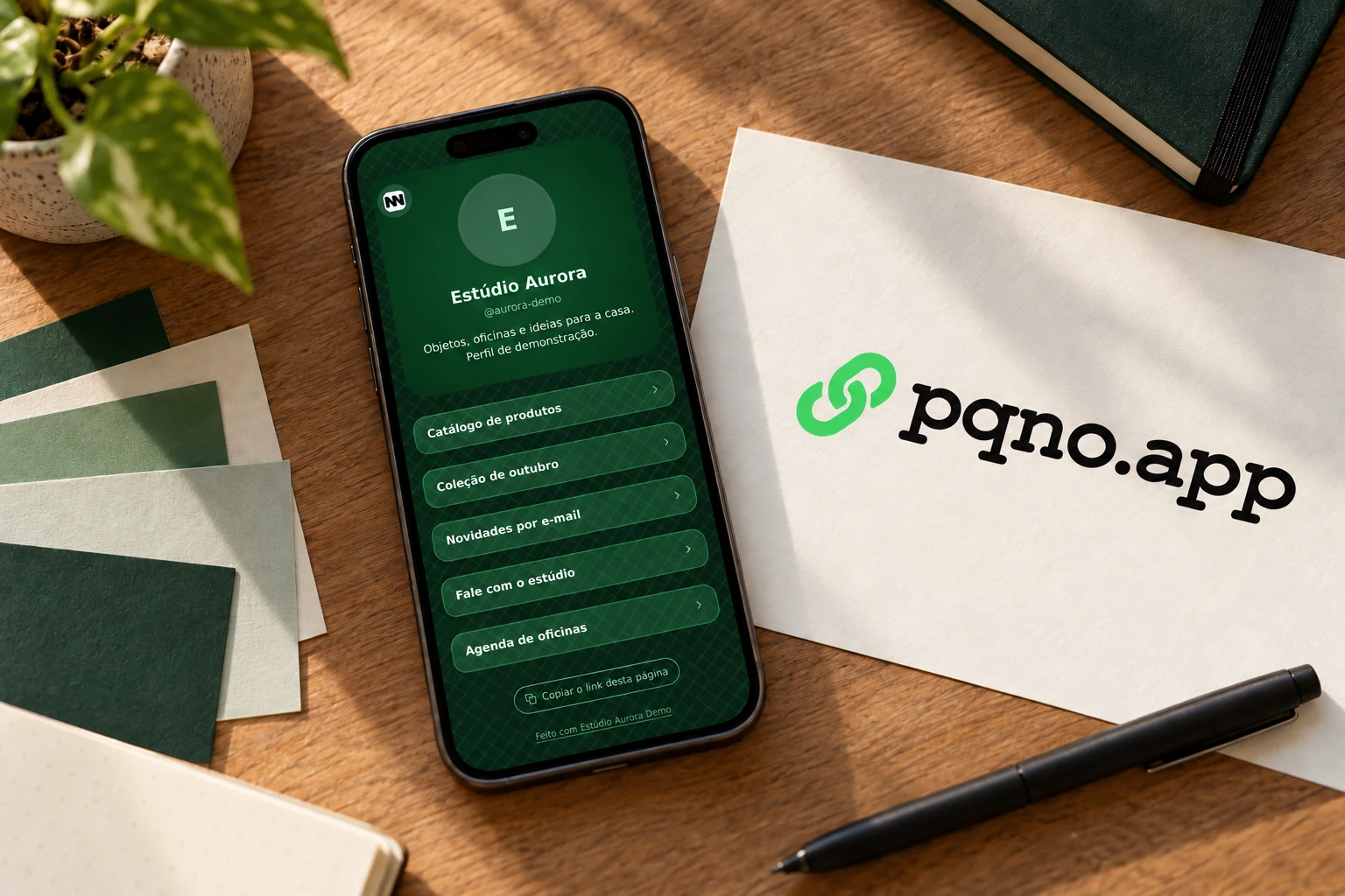 Mockup da identidade do pqno.app em papel, com celular exibindo uma página de links de demonstração.